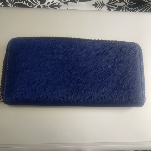 ✨Host Pick✨Michael Kors Wallet - Picture 2 of 3